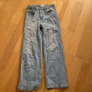 Ljusblåa jeans - Ljusblåa, midwaist jeans. Har inga try-on bilder då de är för små för mig.  Storlek 160💕💕