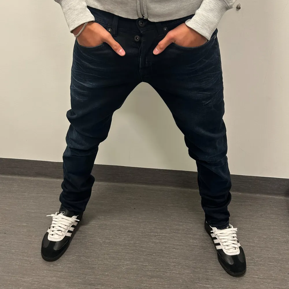 Säljer nu dessa feta dondup jeans i modellen George. De är i fint skick inga defekter eller liknande. Nypris: ca 3000kr. Storlek 30. Modellen är ca 165cm och väger ca 54kg o dom är lite långa på han. Hör av dig om du har några funderingar!💯. Jeans & Byxor.