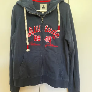 Zip-up tröja - Mörkblå zip-up i storlek 38 från 8848. Använd flertal gånger. 