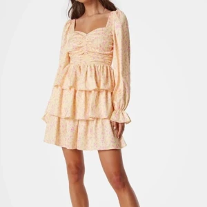 Drömmig klänning  - En klänning i bra material från Andreas kollektion med bubbleroom. Har endast används 1 gång på midsommar. Verkligen SUPERfin, men hittar inget tillfälle till att använda den😢 