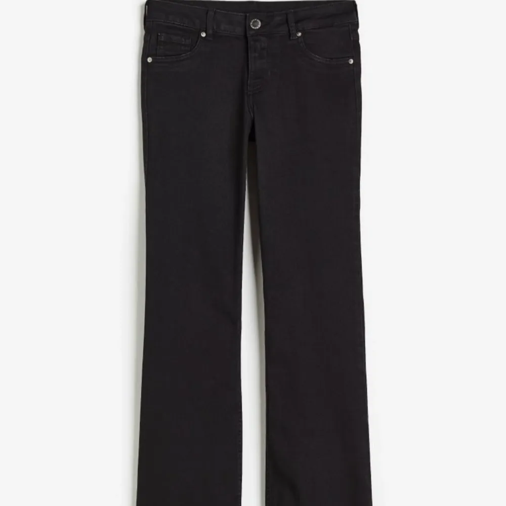 Super snygga Low waist bootcut jeans ifrån hm. Dem är i bra skick och färgen är mer washed black. Säljer då dem är för korta för mig som är 167. Jeans & Byxor.