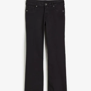 Low waist bootcut jeans  - Super snygga Low waist bootcut jeans ifrån hm. Dem är i bra skick och färgen är mer washed black. Säljer då dem är för korta för mig som är 167