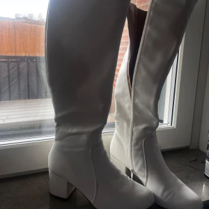 Boots  - Använda få gånger, har litet svart sträck på vänster fot. Storlek 37