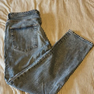 H&M jeans - Ljusblåa h&m jeans, Regular fit. W34 L32.