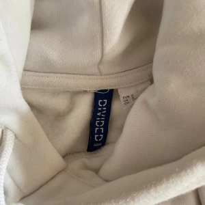 Vit Hoodie  - Säljer en snygg vit hoodie, en bild i baksidan av tröjan. Storlek S. 