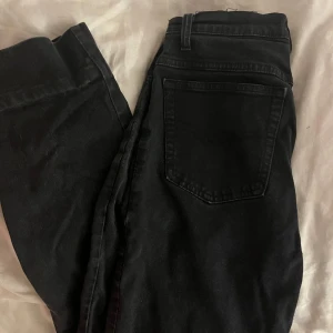 Lågmidjade jeans - Svarta låga jeans som är raka i benen. Står att det är storlek L i byxorna. Men passar mig perfekt som är 168 cm och vanligtvis har 34/36 i byxor!