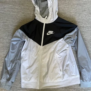 Nike Windrunner - En snygg Nike vindjacka som passar perfekt inför hösten eller till träning. Säljer pga att den har blivit för liten. Den är väldigt sparsamt använd och jag skulle säga att skicket är 10/10. Tveka inte att kontakta mig vi frågor. 🙌 Mvh / Manne
