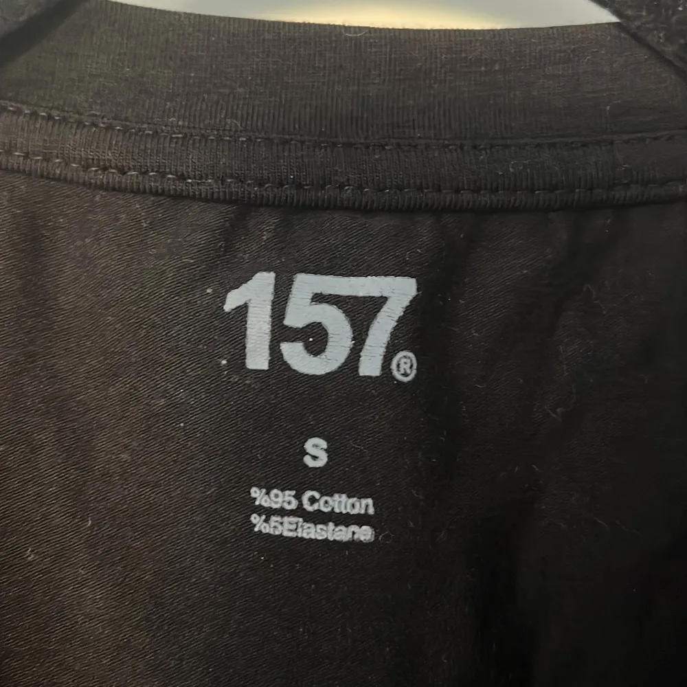 Jättefin t-shirt från lager 157 i storlek S med volangärmar. Köparen står för frakten. Skriv vid intresse eller frågor.. T-shirts.