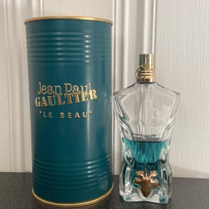 Jean Paul Gaultier Le Beau - Hej! Säljer min Le Beau parfym då den stått i garderoben och hittade den nu. Riktigt fräsch och god doft.