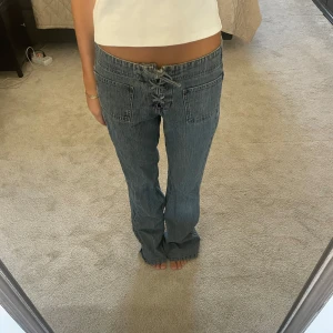 Low waist jeans  - Lågmidjade jeans med snörning  Innerbenslängd: 82 cm Midjemått: 38 cm