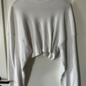 Stickad tröja från bershka - Ny tröja från bershka som är väldigt ny, använd någon gång men väldigt väldigt få.  180kr med frakt