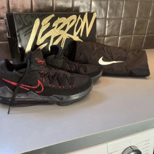 Nike | LeBron 17 Low "Bred" sneakers - Skitsnygga basketskor som inte kommer till användning längre tyvärr. Skorna säljs på hemsidan för ca 3000kr. Orginal box ingår, skriv gärna vid frågor eller för fler bilder!