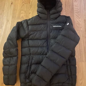 Peak Performance vinterjacka - Dunjacka perfekt till vintern. Storlek small men sitter mer åt medium. Ytterst liten reva på vänster arm (bild 4). Den syns knappt och har inte heller gått igenom in till dunet, så inget man stör sig på. Utöver det, fint skick. Hör av er om frågor!