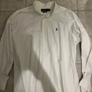 Ralph lauren skjorta - Säljer nu denna riktigt feta skjortan || den är aldrig använd, cond:10/10 || skjortan är självklart äkta || Den sitter som en L-M och har en riktigt snygg passform || har du frågor eller funderingar är det bara att höra av dig ;)