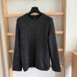 Stickad tröja  - Stickad tröja från Oscar Jacobsson, perfekt skick och perfekt för hösten och vintern.  Vid frågor och funderingar är de bara att skriva ✍️ 