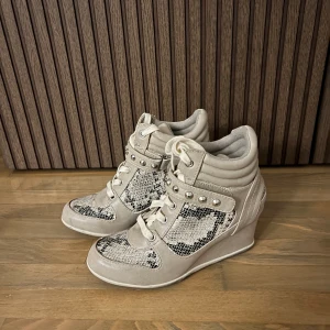 Isabelmarantdupe skor  - Säljer dessa jättesnygga skor med nitdetaljer då dom ej kommer till användning. Bara använda någon enstaka gång! Skriv för fler bilder🫶🏼