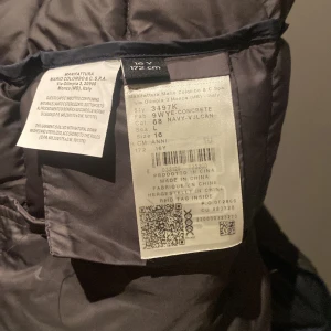 Hej säljer en colmar jacka väldigt bra skick - Säljer jackan för att den är lite för liten. Skick skulle jag säga är 9/10 väldigt bra och perfekt för vintern 