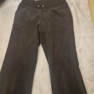 Juciy byxor - Säljer mina Juciy byxor för dem kommer inte till användning, knappt använda. Jätte fint skick för mer frågor skriv privat. 