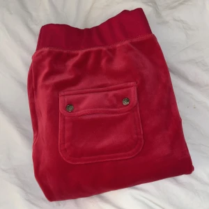 Juicy countur byxa - Classic velour del ray pant, färgen Astor red, Använda ca 3 ggr, ordinarie pris: 1200kr🫶🏻