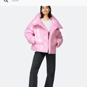 Rosa jacka - HELT NY aldrig använd så fint skick, från Junkyard tror inte den går att köpa längre, den har fleece fickor❤️🌸 Orginal pris är: 1099kr