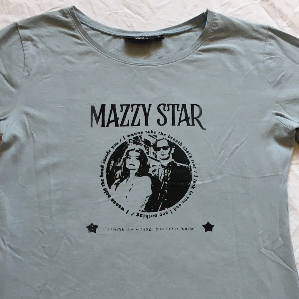 Säljer dem sista Mazzy Star tröjorna jag har! Trycket håller i tvätten. Toppar.