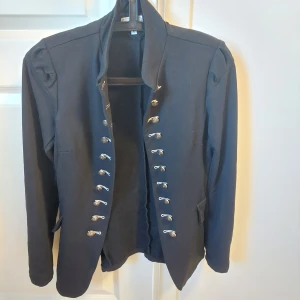 Topp långärmad - Långärmade svart topp men knapp detaljer, fint skick! Är svart/mycket mörk blå. Är storlek S men passar även M