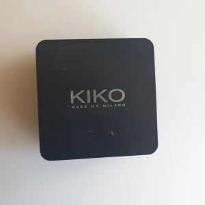 Kiko ögonskugga - Kiko Milano ögonskugga i en vacker kopparfärg.long lasting ögonskugga oanvänd säljer för 30.