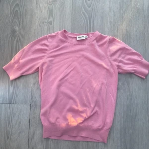 Rosa Kappahl tröja  - Säljer en jättefin rosa tröja från Kappahl! I storlek S. Använd 1-2 gånger. Säljer pga tycker inte den sitter bra på mig.