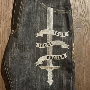Raw Blue vintage jeans - Säljer ett par feta o rare yld’s, Har köpt och testat men aldrig använt eller tvättat dem förr. Tycker att svärden o texten e as coolt men också att det är lite för mycket för just mig.  Helt nytt skick.
