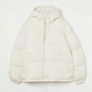 Vit dunjacka - Jättefin dunjacka från Hm, säljs då den inte kommer till användning. Helt slutsåld💞💞