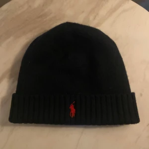 Polo Ralph Lauren mössa  - Säljer en Polo RL mössa åt min lillebror  Fint skick nypris 500-600 mössan är i barn storlek
