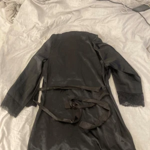 Svart silke rock  - Bra skick men tycker att när jag knyter den går det upp lätt och har inte använts mycket alls