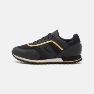 Hugo Boss sneakers - skornas skick är väldigt bra då dem inte är använda så mycket alls och där av vill jag sälja dem, det är storlek 43 på skorna.
