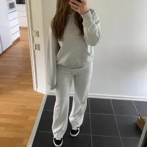 Skit snygg o populär hoodie från Gina tricot som tyvärr inte används då jag har den i en annan storlek. Väl använd men inga defekter. Kontakta för frågor eller fler bilder❤️😊