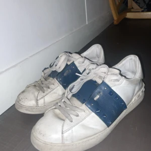 Valentino Open - Rätt så använt skick. Kom privat för mer! Kan finnas plats för byte  Pris 899kr 