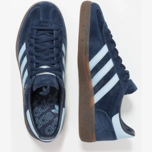 Adidas spezial blå -  adidas spezial i blå så så snygga men kommer tyvärr inte till användning. Har använt dom 3 gånger så dom är fortfarande i nyskick. Storlek 37 1/3