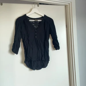 Snygg topp  - Snygg topp från veromoda med spets i ryggen❤️ Den är fint skick (dock skrynklig på bild) men kommer bli slät och fin igen efter en strykning❤️
