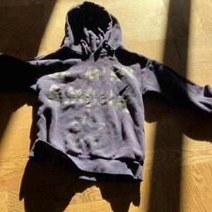 Gina hoodie - Väldigt fin fina tricot hoodie, andhämtning Max 4 gånger och har inga defekter! 