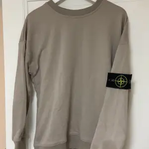 Bra stone island sweatshirt, aldrig använd storlek S 