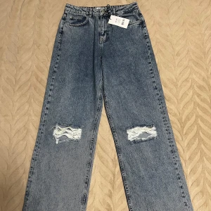 Nya, Ljus Jeansbyxor!  - Ett par helt nya, ljusa jeansbyxor i bred modell från NA-KD  som aldrig har använts. Dessa byxor ger en fantastisk passform, Väldigt bekväma och trendiga 😍❤️