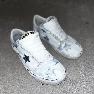 Custom Vans - Galet unika custom vans! Arbetat mycket på dem! Passar storlek 42. Väldigt bra skick!