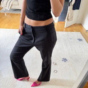 Skitcoola kostymbyxor - Svin snygga stora kostymbyxor😫 dessa passar till allt och är så bra att ha!! Jag har använt dessa en hel del men skicket är fint🥰🥰❤️