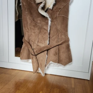 Vila päls och läder-kappa - Aldrig använd, ny utan prislapp. Går att diskutera pris.