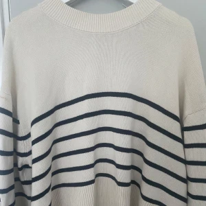 Randig tröja  - Denna tröjan är från Gina tricot. Tyvärr så passar den inte längre. Nypris 400. Priset kan diskuteras.