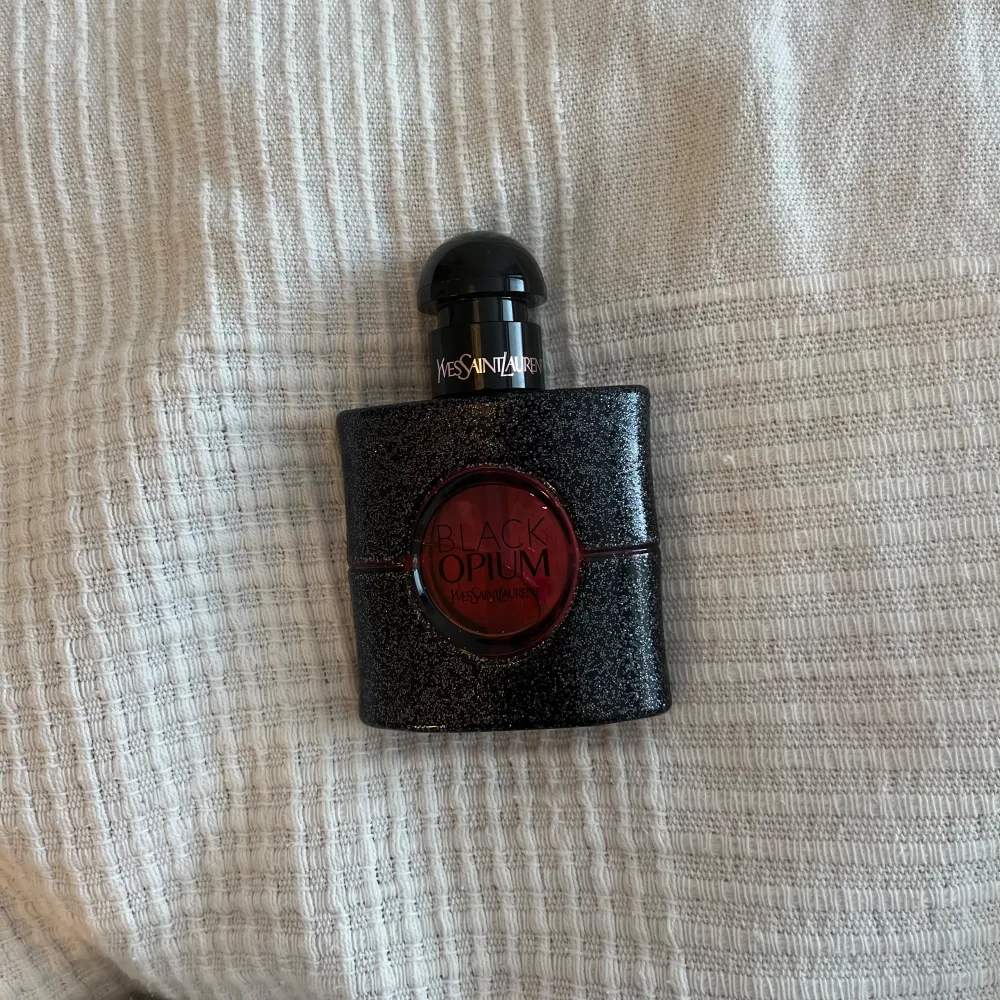 Säljer min black opium neon parfym. Använder ej längre. Skulle gissa att de är ca 80% kvar. Köptes förra året. 30ml. Köpt för 1000kr. Säljer för 250kr. Parfym.