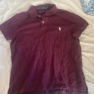Ralph lauren Piké - Säljer nu denhär asfeta raffe pikéen i en sälsynt vinröd färg, 10/10 skick ings defekter och självklart 100% äkta storlek M men sitter som XS/S. Vid frågor eller funderingar är det bara att höra av sig!// Don G