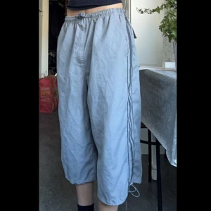 Adidas grå vintage byxor  - Adidas grå vintage byxor i bra skick. Osäker på storlek men midja rakt över ungefär 50 cm, men passar även de över storleken och under pga stretch. Innerbenslängd ca 40 cm. 