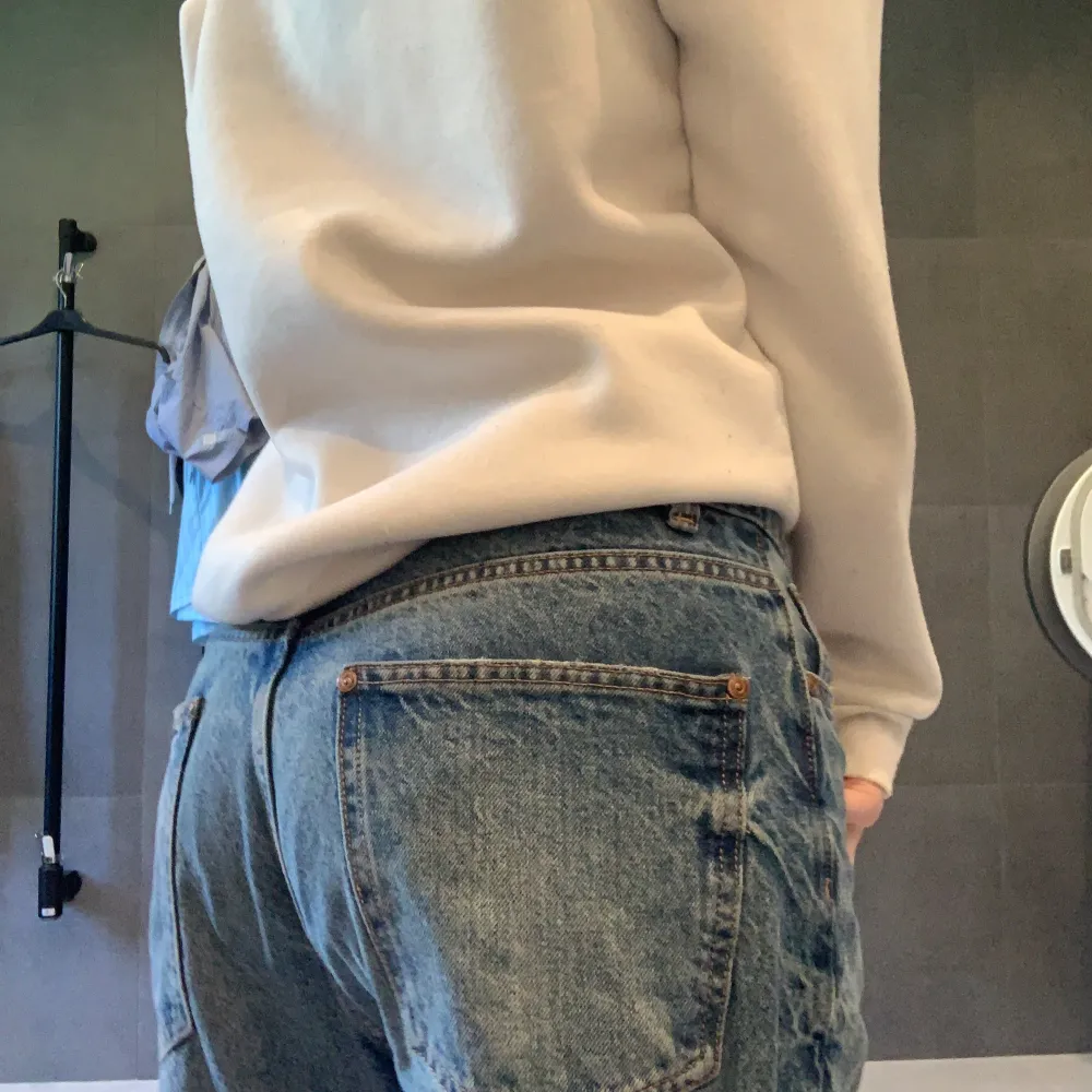 Low waist jeans från Zara, straight/baggy passform. Passar mig som är ca 165 i längden! Nypris 429kr, säljer eftersom de knappt har blivit använda💕. Jeans & Byxor.