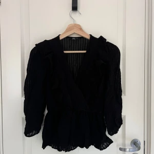 Svart blus från Only - Säljer denna svarta blusen från Only i storlek XS då den är för liten för mig!🫶🏼