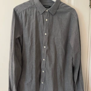 Grå J.Lindeberg skjorta  - Använd ett par fåtal gånger 